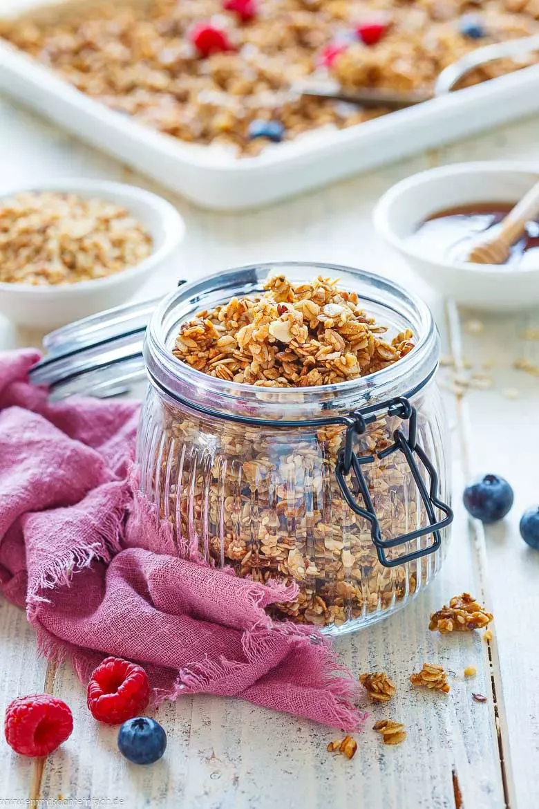 Selbstgemachtes Granola mit Joghurt und frischen Beeren serviert, ein knuspriges Frühstück.