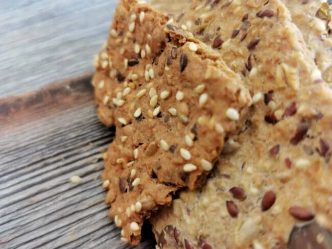 Selbstgemachtes Körner-Knäckebrot belegt mit Sesam, knusprig und frisch