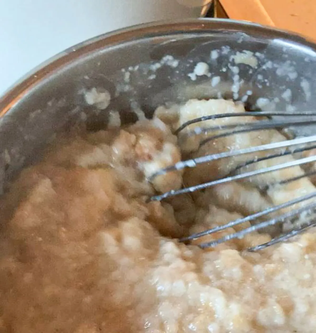 Semmelstücke mit dem Schneebesen zu einer Masse gerührt. Die cremige Konsistenz entsteht durch das Aufquellen der Semmeln in der Brühe.