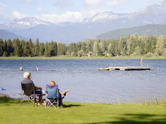 Senioren erkunden gemeinsam eine historische Küstenlandschaft, perfekt für betreute Seniorenreisen mit kulturellem Fokus.