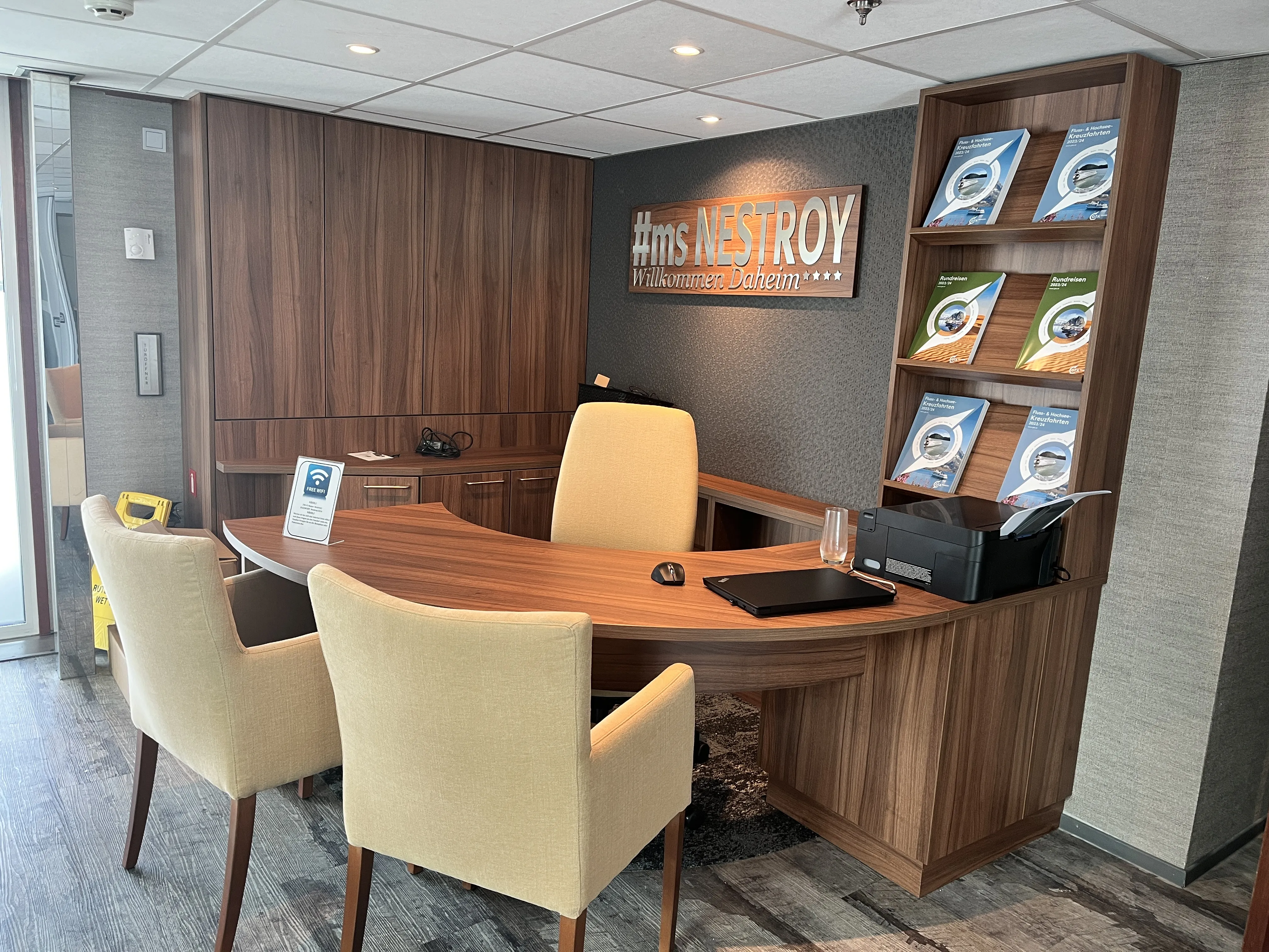 Serviceorientierter Empfangsbereich der Kreuzfahrtleitung an Bord der MS Nestroy