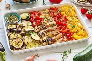 Servierfertige Antipasti-Platte mit gebackenem Gemüse für den Genuss.