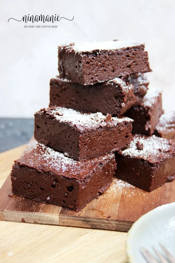 Servierfertige glutenfreie Brownies mit Puderzucker bestreut