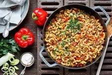 Servierfertige Hackpfanne garniert mit frischer Petersilie und Creme Fraiche