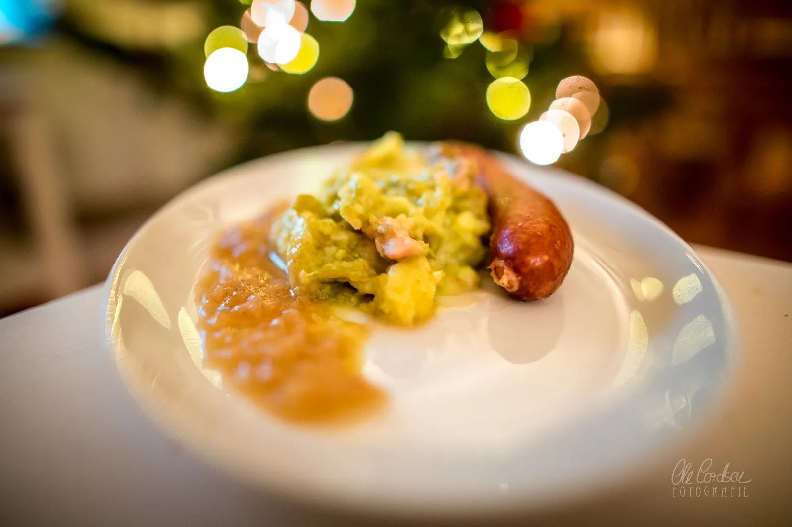 Servierfertige Insett Bohnen mit Kartoffelbrei und einem Klecks Apfelmus, ein wärmendes Gericht für den Herbst.