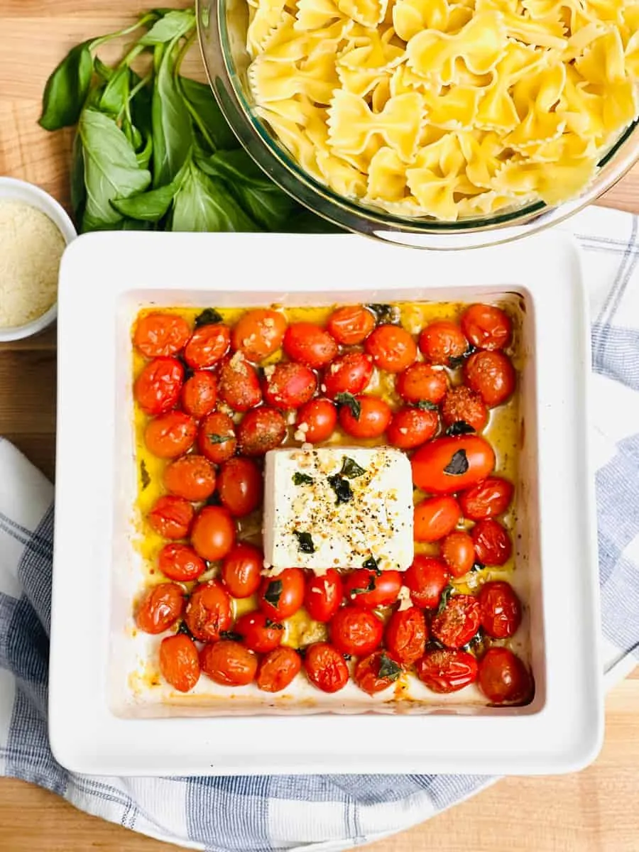 Servierfertige One Pot Feta Pasta mit Kräuterdekor