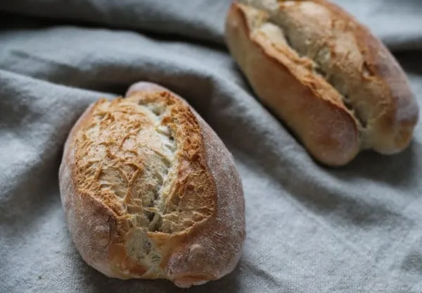Servierfertige rustikale Brötchen auf einem Holzbrett für die Brotzeit