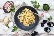 Servierfertige Spaghetti Carbonara mit Käse und Pfeffer