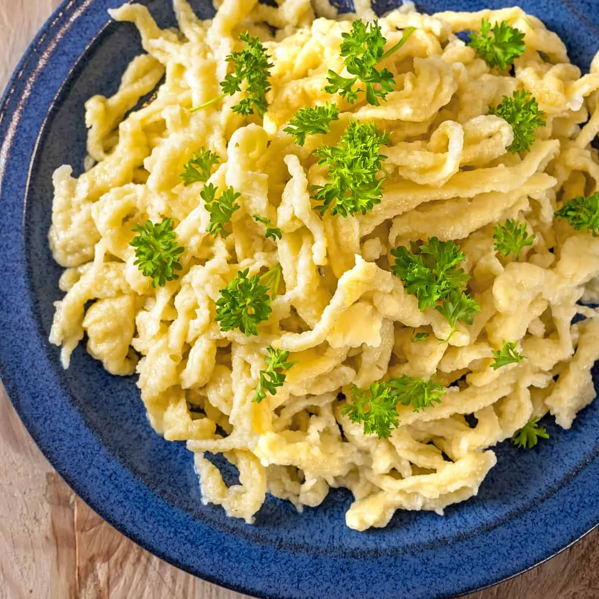 Servierfertige Spätzle: Ein traditionelles deutsches Gericht, goldbraun in der Pfanne