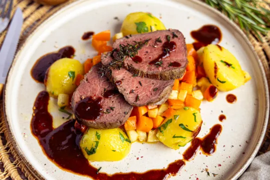 Servierfertige zarte Rinderlende aus dem Ofen – ein kulinarisches Highlight