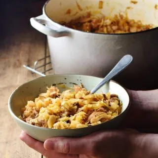 Servierfertiger Bigos-Eintopf in einer rustikalen grünen Schale, bereit zum Genießen