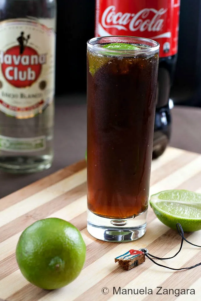 Servierfertiger Cuba Libre mit viel Eis und einer Limettengarnitur