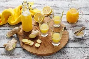 Servierfertiger, hausgemachter Ingwer Shot in einem Shotglas für den täglichen Immun-Boost