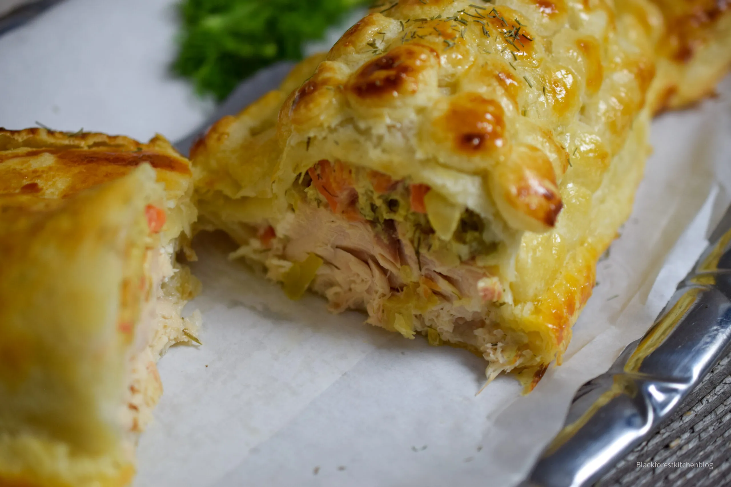 Servierfertiger Lachs im Blätterteig auf dem Teller