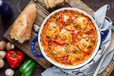 Servierfertiges Gericht: Hähnchenbrust mit Soße und Baguette