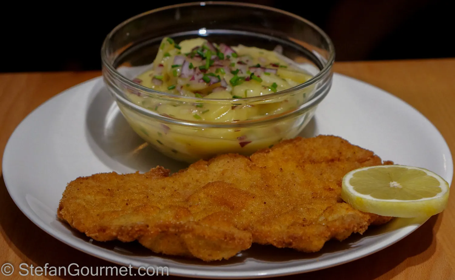 Servierfertiges Wiener Schnitzel mit Wiener Erdäpfelsalat