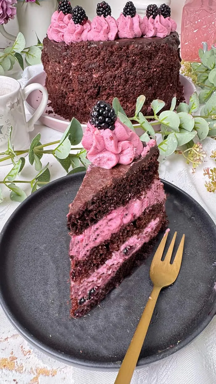 Servierte Brombeer Sahne Torte, ein Fest für die Sinne und ideal für den Sommer