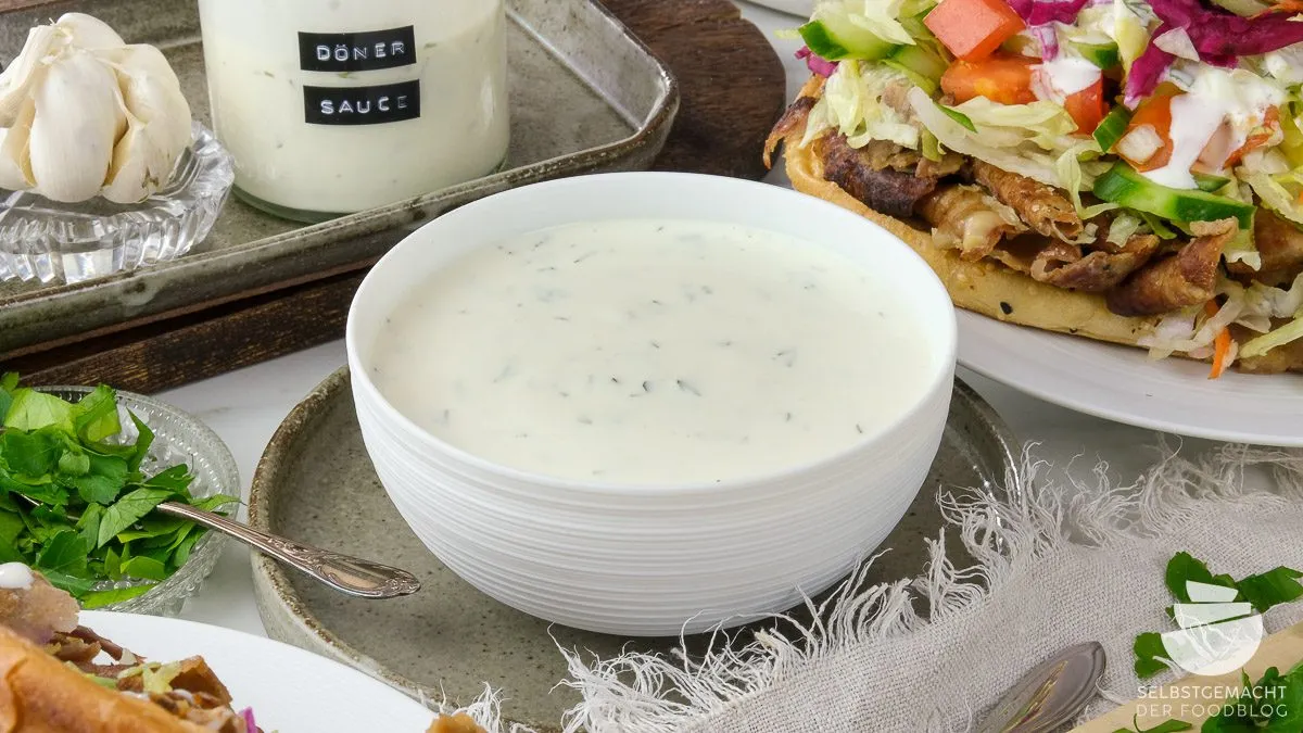 Servierte Dönerbox mit Fleisch, Salat und selbstgemachter original türkischer Dönersoße.