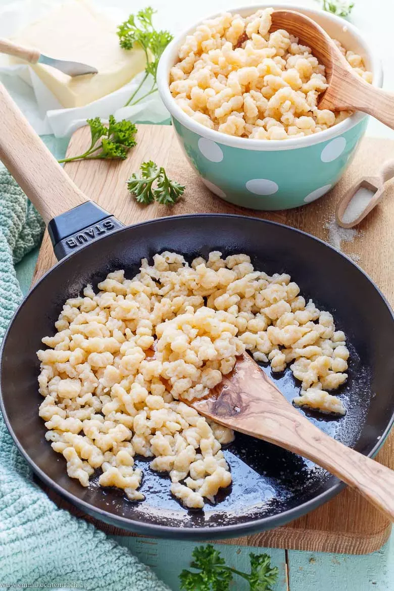 Servierte, frisch zubereitete Spätzle in einer Schüssel, bereit als herzhafte Beilage oder für vielfältige Gerichte.