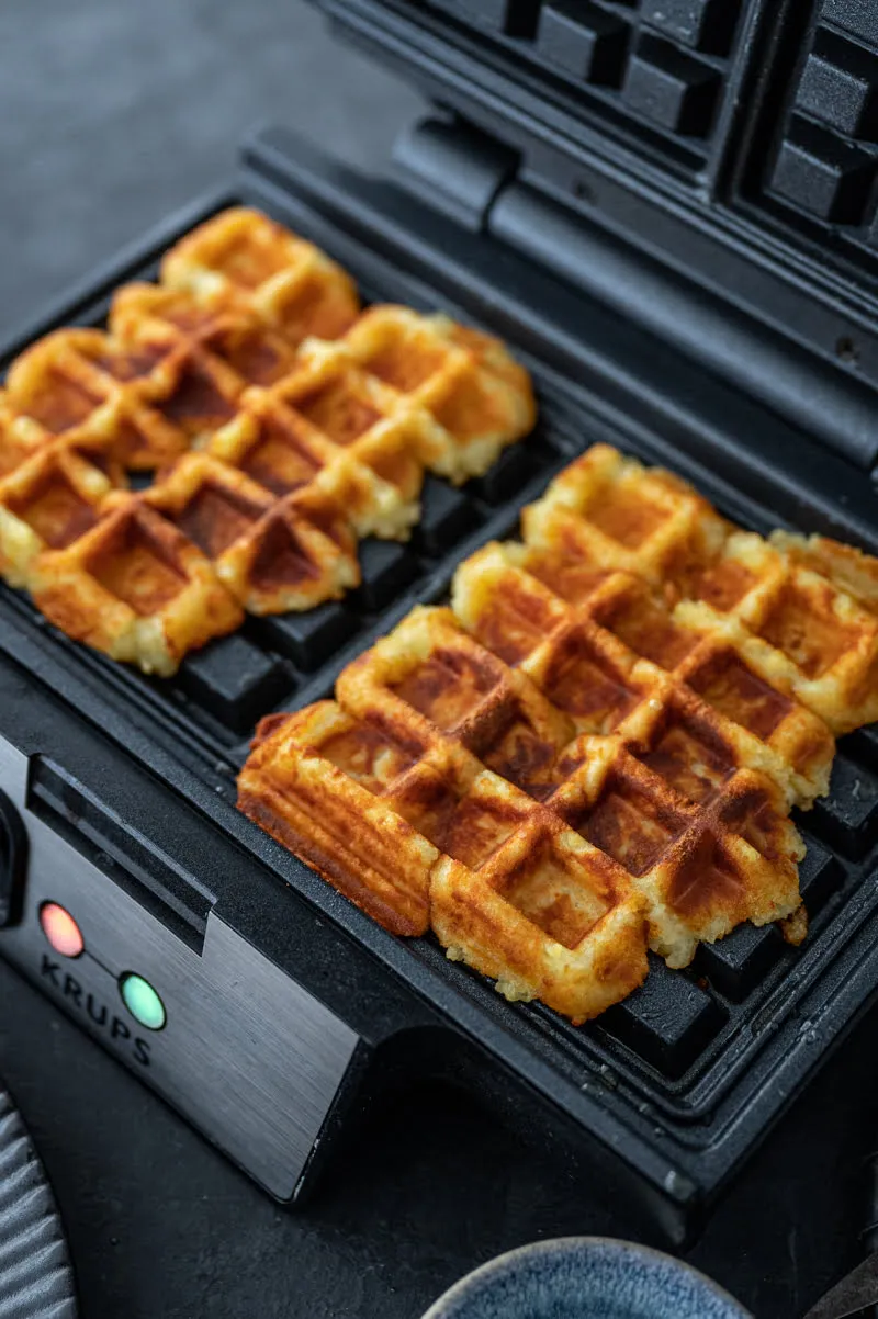 Servierte Kartoffelwaffeln auf einem Gitterrost, bereit, als leckeres Fingerfood genossen zu werden