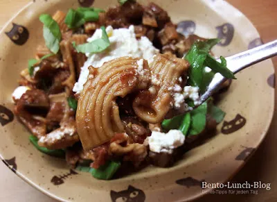 Servierte Linsennudeln mit einer veganen Walnuss-Auberginen-Tomatensoße, ein leckeres Gericht.