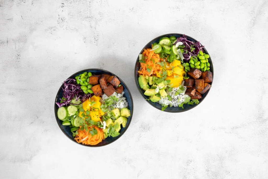 Servierte Tofu Poke Bowl in einer dekorativen Schale
