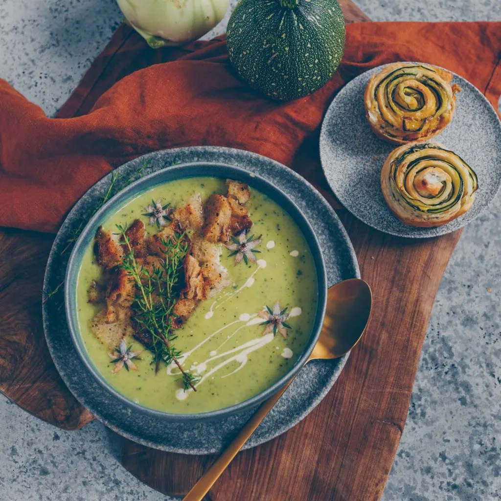 Servierte Zucchini-Rosen auf einem Teller, bereit zum Genießen