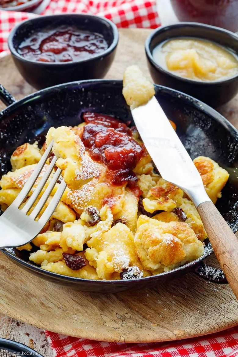 Servierter Kaiserschmarrn, klassisch mit Puderzucker bestreut und Apfelmus