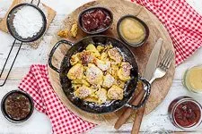 Servierter Kaiserschmarrn mit Puderzucker bestäubt.