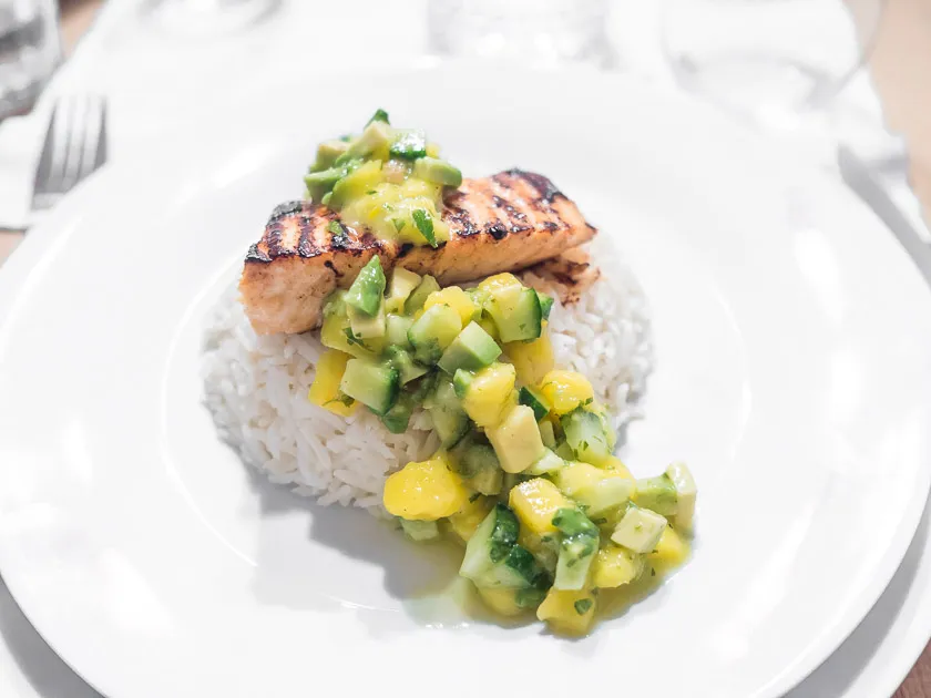 Servierter Lachs mit Kokosreis und Mangosalsa, angerichtet für ein Festmahl