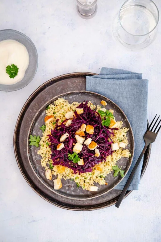 Servierter Rotkohl-Couscous mit Halloumi und einem Klecks Naturjoghurt, ein schnelles und gesundes Rotkohlgericht.