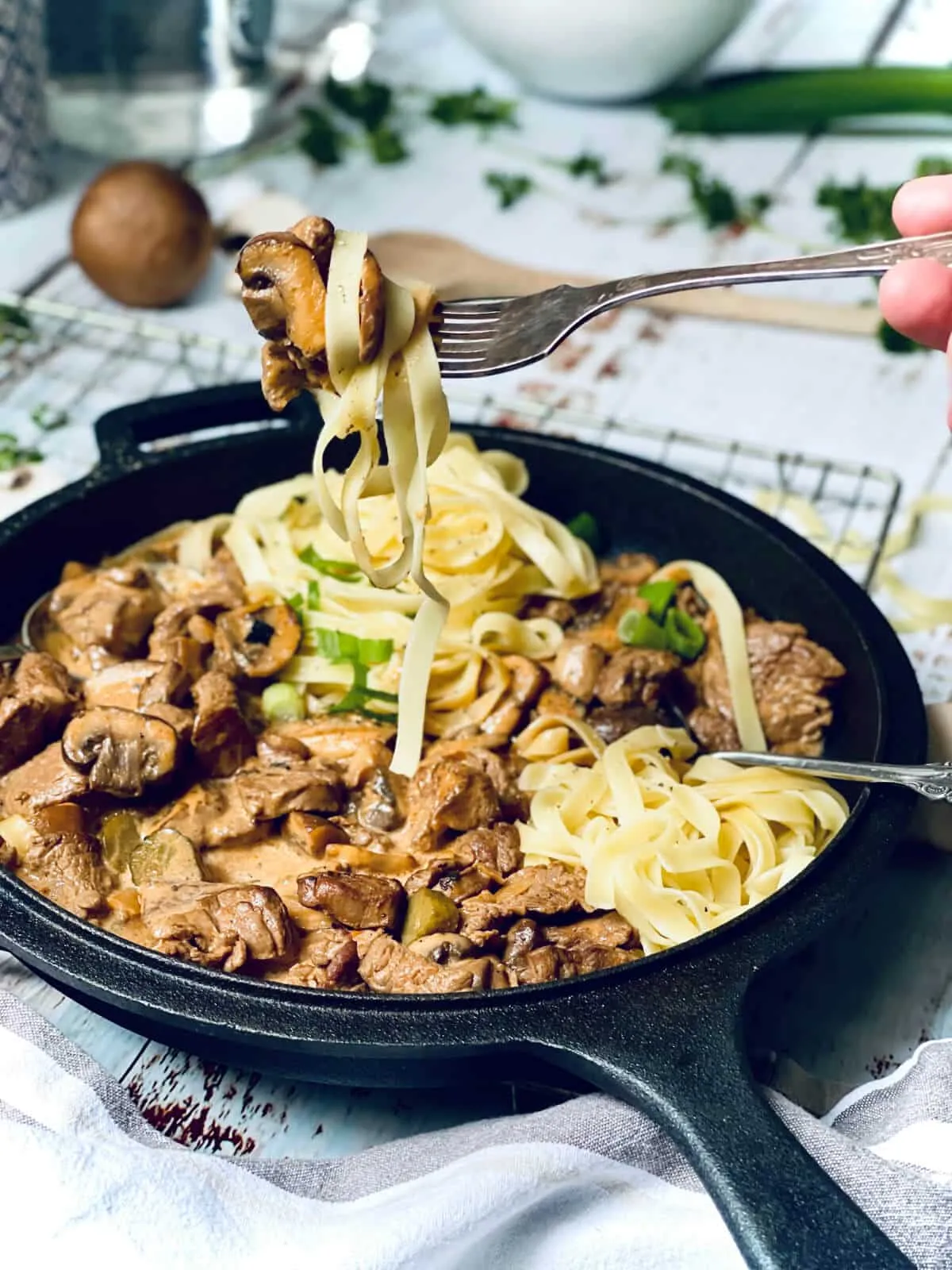 Serviertes Boeuf Stroganoff nach original russischem Rezept mit cremiger Sauce