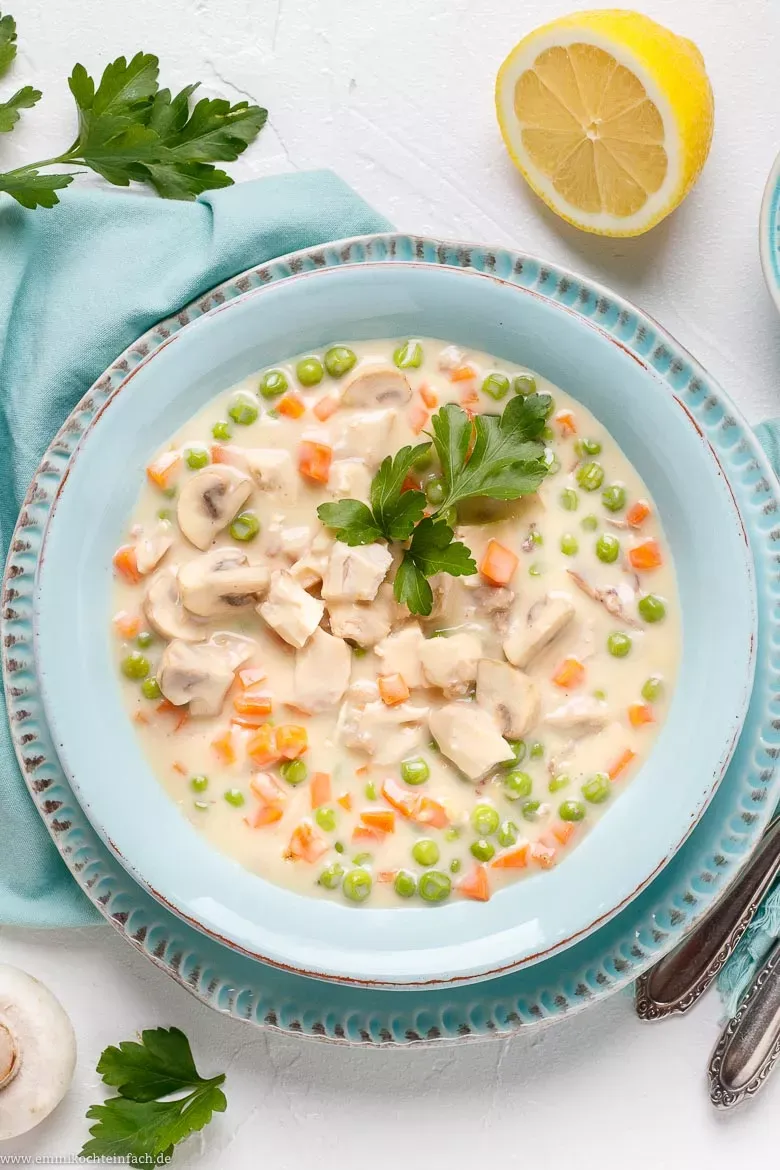 Serviertes cremiges Hühnerfrikassee mit Petersilie