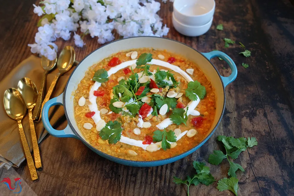 Serviertes Ottolenghi Linsen-Curry, vegetarisch, mit frischem Koriander garniert