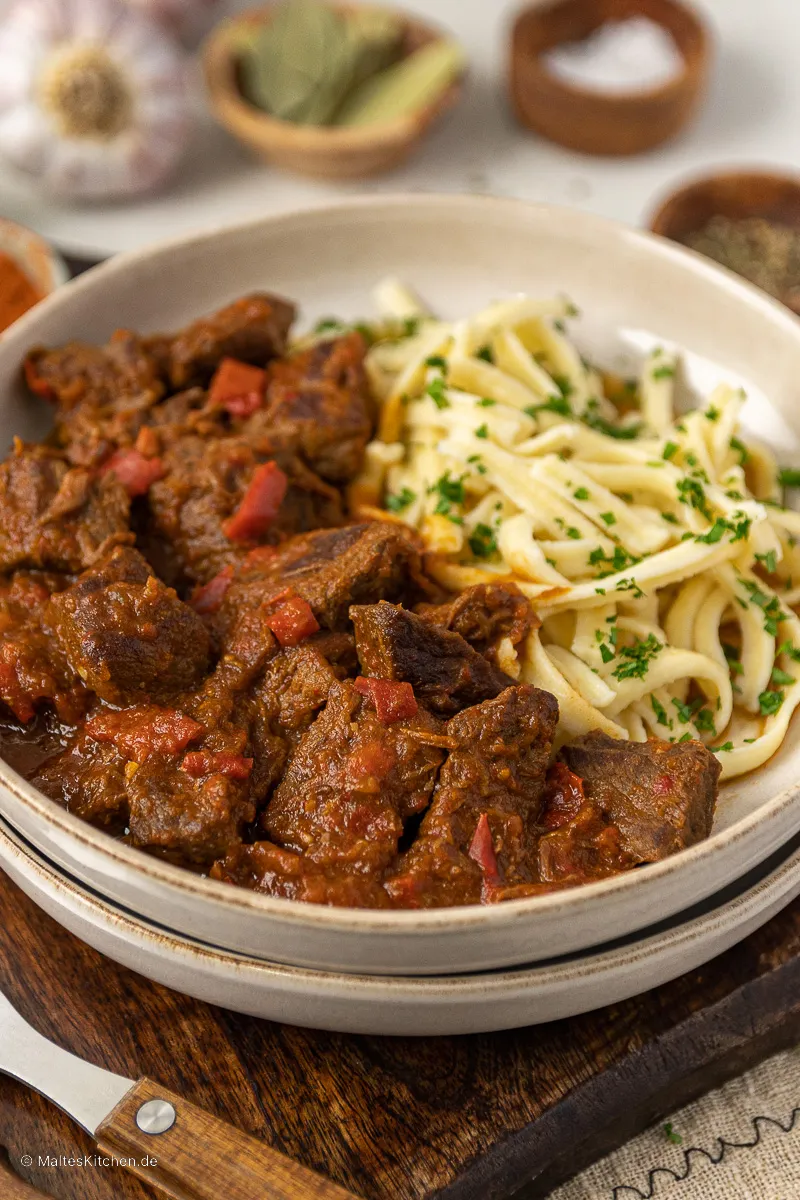 Serviertes ungarisches Gulasch mit Spätzle, bereit zum Genuss