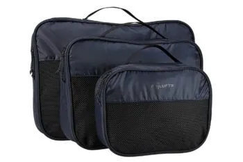 Set von Packtaschen als organisatorisches Reisegeschenk für effizientes Packen