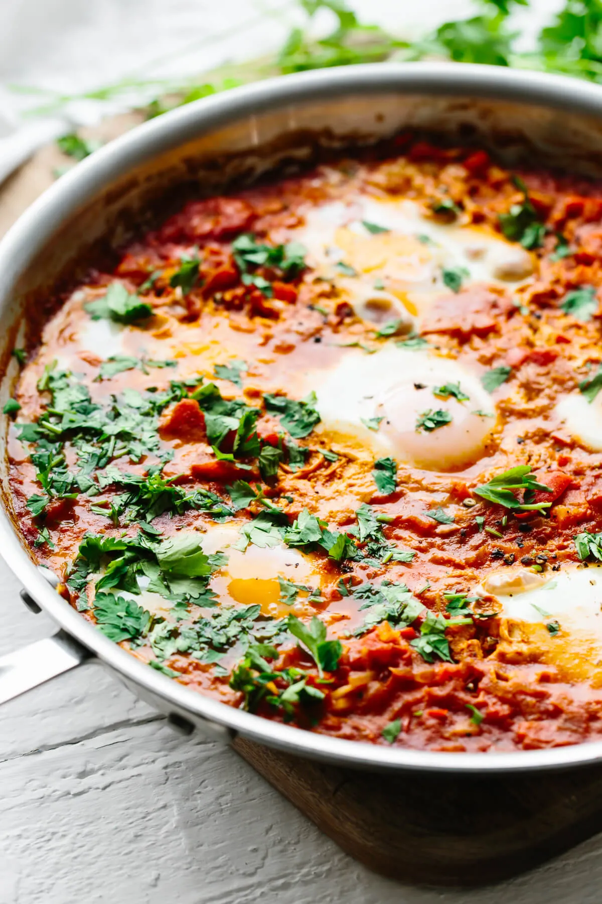 Shakshuka in einer Pfanne serviert.