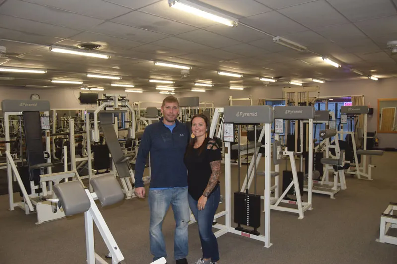 Shayne und Stephanie Reichard, die neuen Besitzer des Panther Gym in Waldoboro, stehen stolz in ihrem Fitnessstudio.