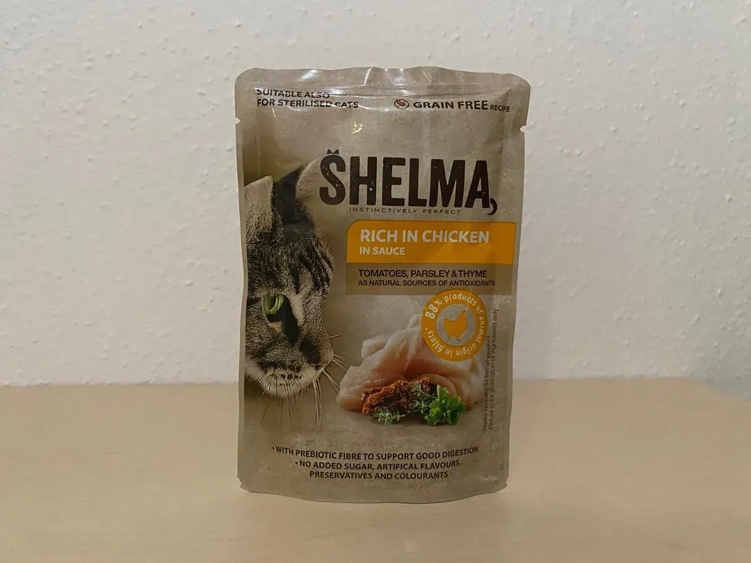 Shelma Nassfutter mit Huhn, Tomaten und Kräutern