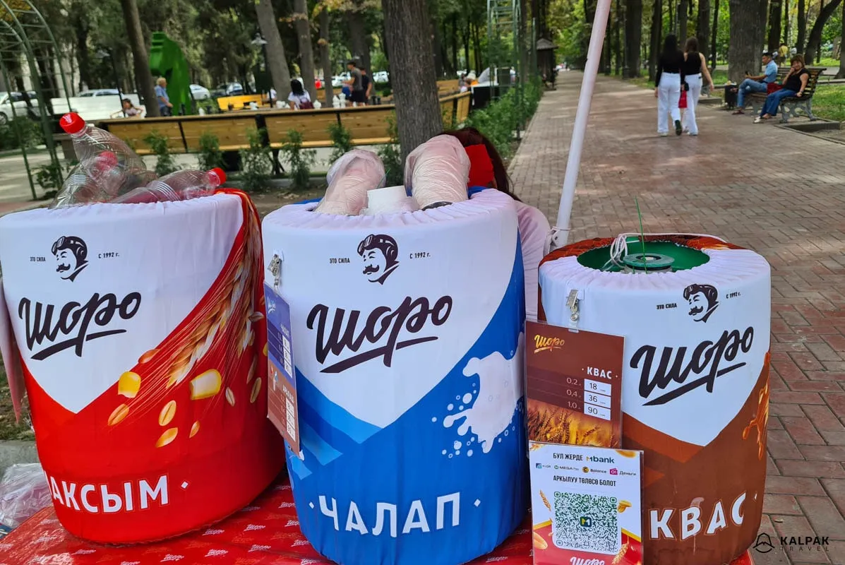 Shoro, ein Stand mit nationalen Getränken in Zentralasien