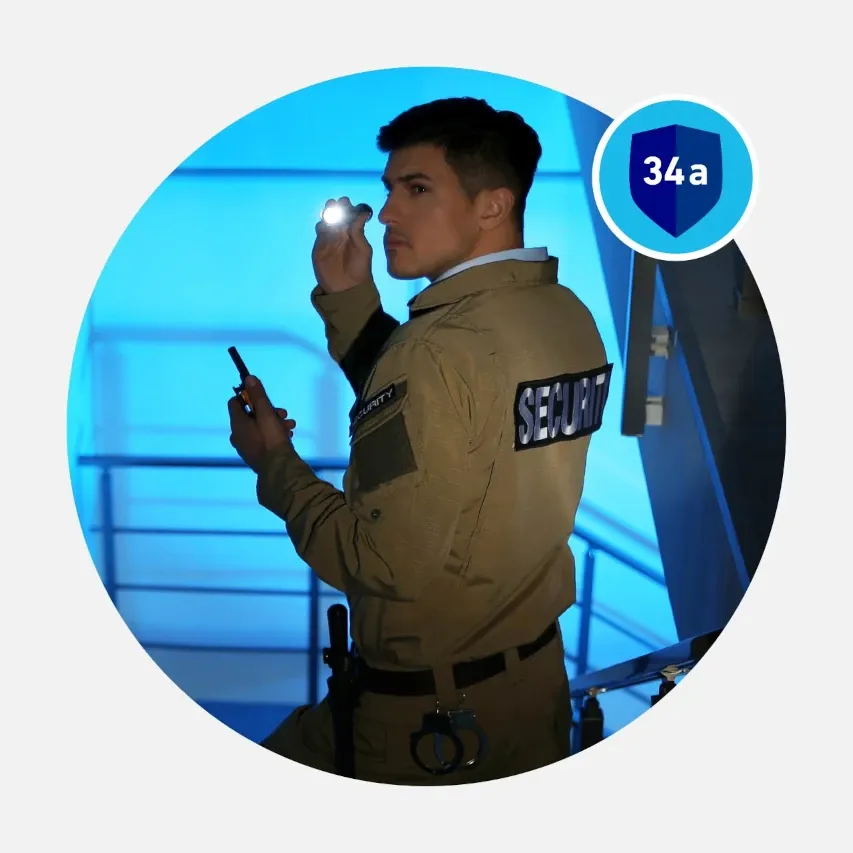 Sicherheitsfachkraft mit §34a Schein, IHK-geprüft, symbolisiert Kompetenz und Seriosität im Sicherheitsdienst des Instituts für Bildung und Sicherheit.