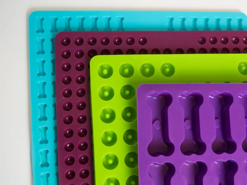 Silikon-Backmatten mit fertig gebackenen Hundekeksen, die eine einfache Zubereitung ermöglichen