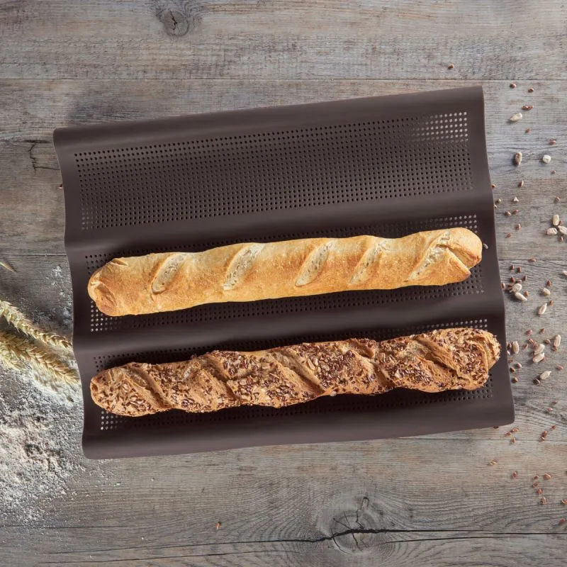 Silikon-Baguette-Backmatte mit feinmaschiger Struktur für knusprige Baguettes.
