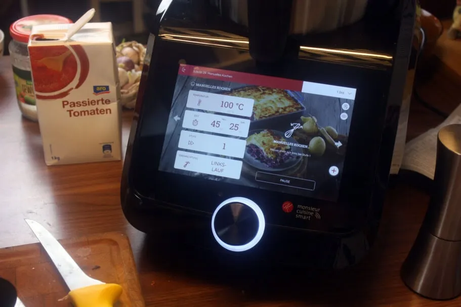 Silvercrest Monsieur Cuisine Smart auf einer Küchenzeile mit Display