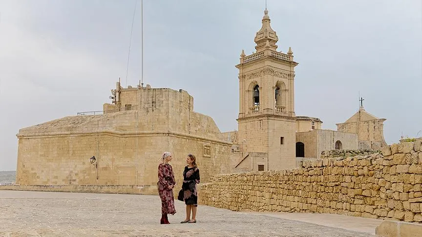 Silvia Schneider vor der imposanten Kathedrale in Victoria, der Hauptstadt von Gozo