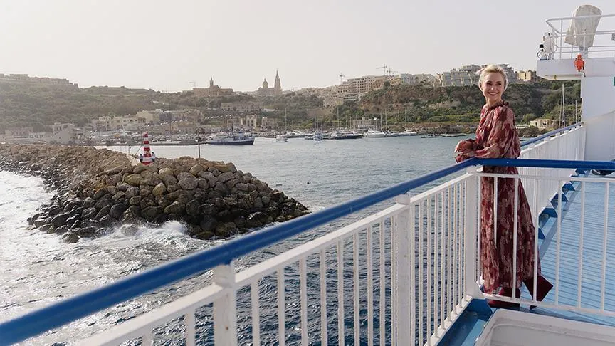 Silvia Schneider wird von ihrer Tourguide Isabelle durch die Hauptstadt Victoria auf der Insel Gozo geführt