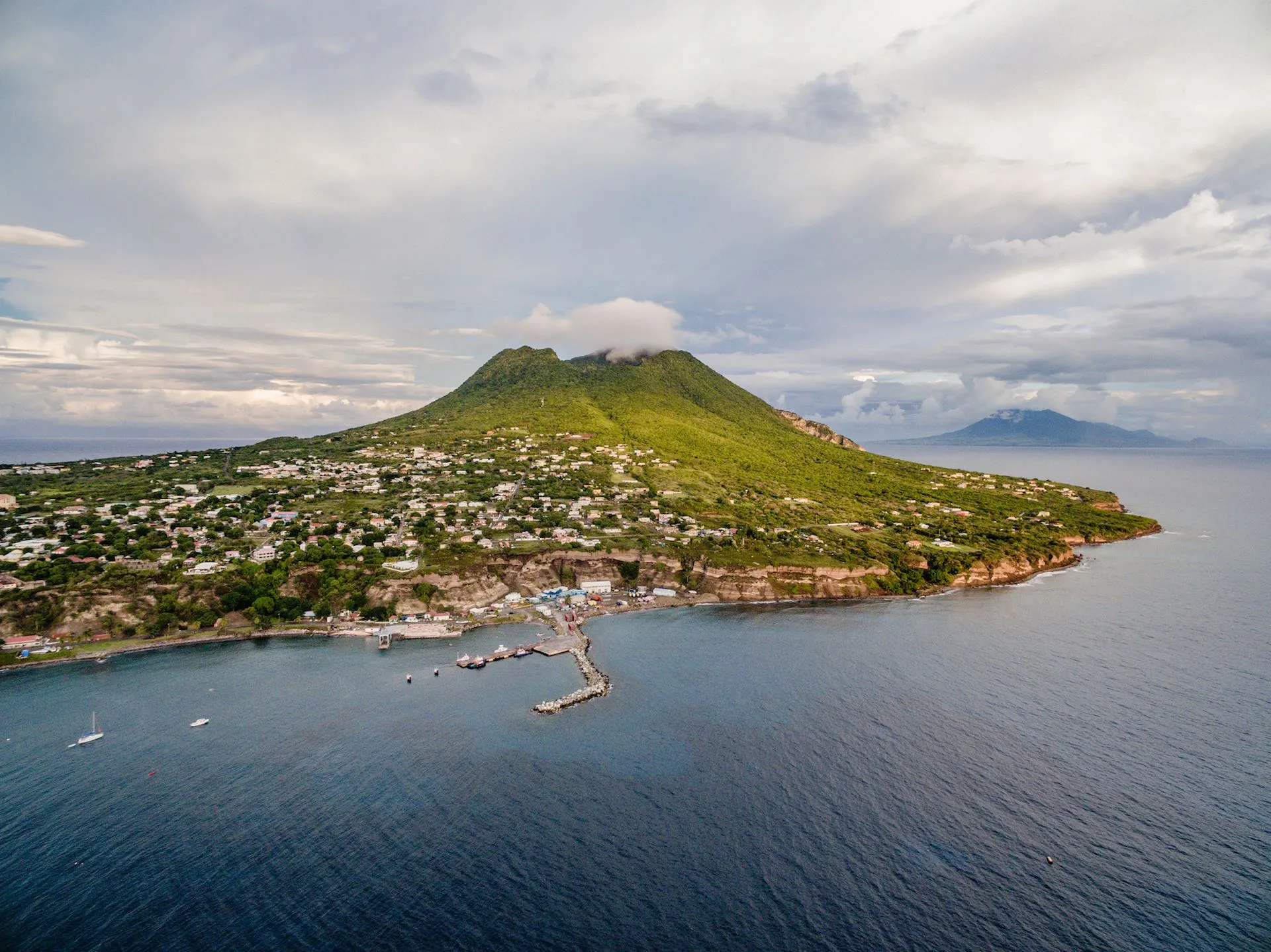 Sint Eustatius in der Karibik, mit Vulkan The Quill und grüner Landschaft