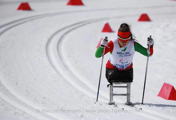 Sitzende Para-Biathletin Lidziya Hrafeyeva beim Schießen im Liegen während der Paralympischen Winterspiele Sotschi 2014.