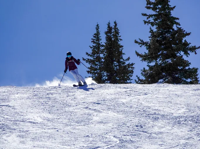 Skifahren im März geht in den Alpen besonders gut.