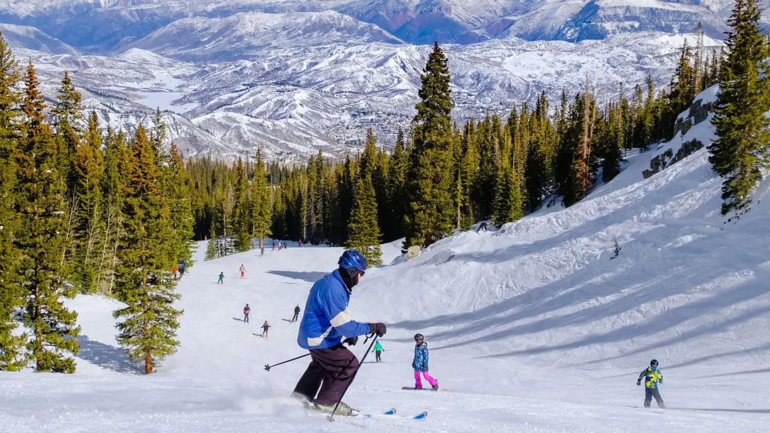 Skifahrer genießen die traumhaften Pisten und Ausblicke in Aspen, Colorado